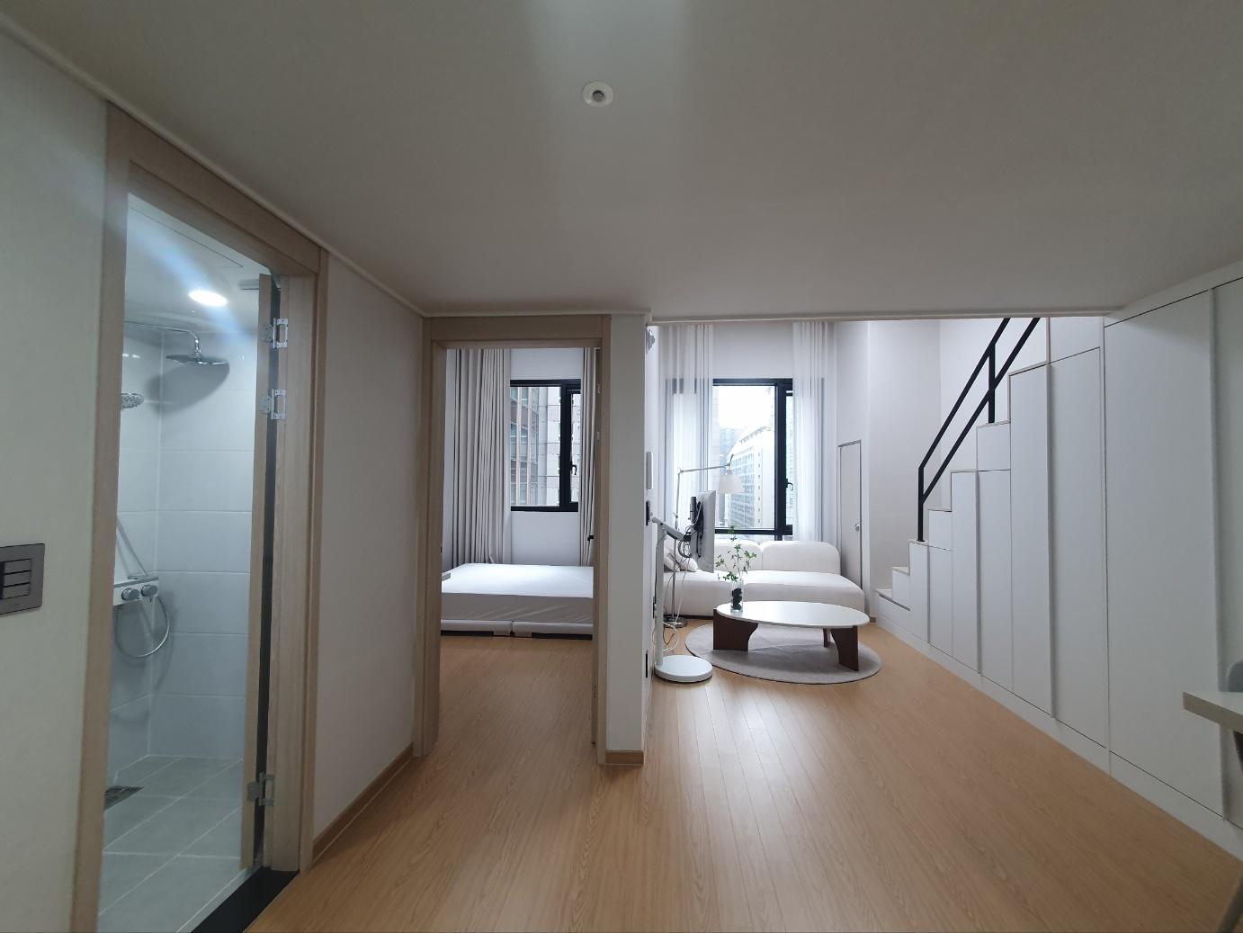 新築、フルオプション短期、強南駅近くの1BR、広いロフト、完備